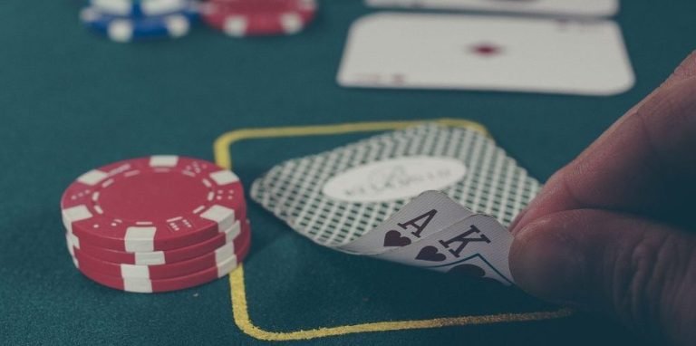 Pengguna memeriksa batas penarikan akun